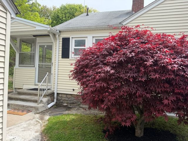 33 Highland St, Webster, MA 01570