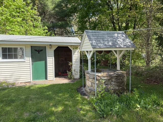 33 Highland St, Webster, MA 01570