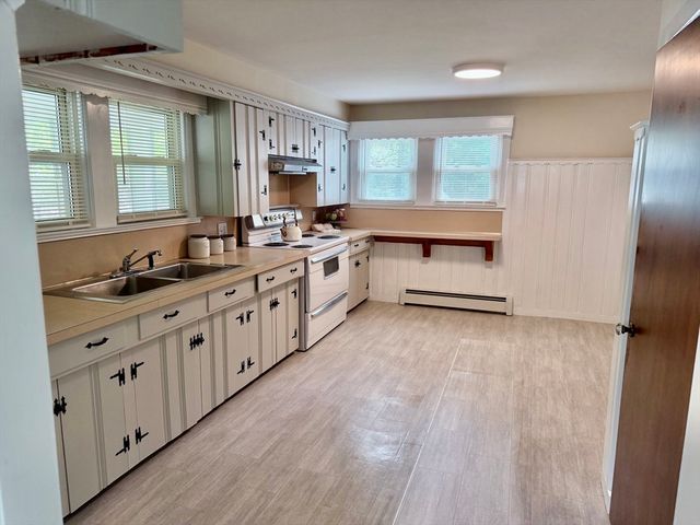 33 Highland St, Webster, MA 01570