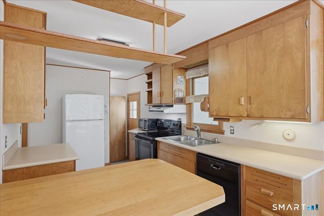 8 Roxbury Court, East Lyme, CT 06357