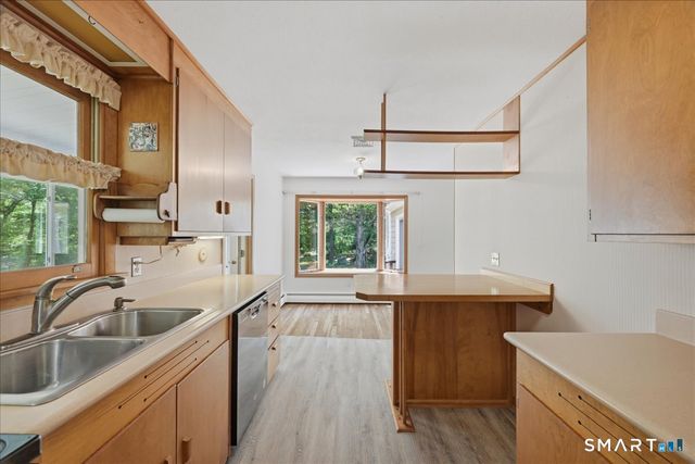 8 Roxbury Court, East Lyme, CT 06357