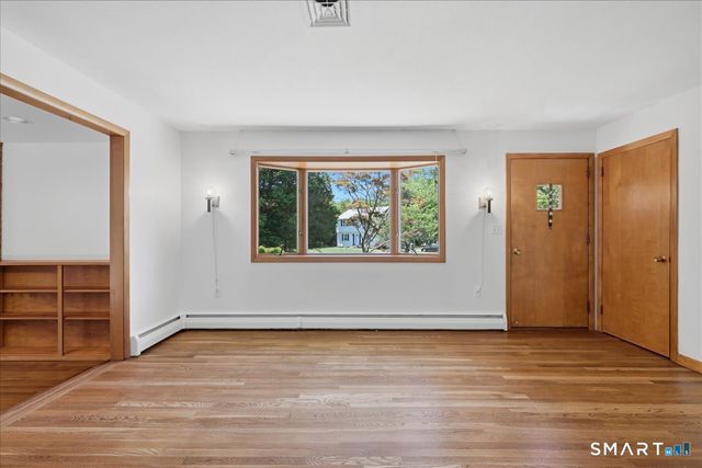8 Roxbury Court, East Lyme, CT 06357