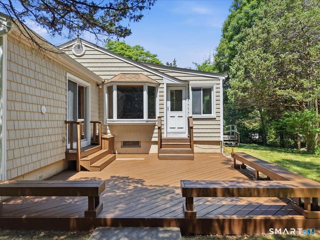 8 Roxbury Court, East Lyme, CT 06357