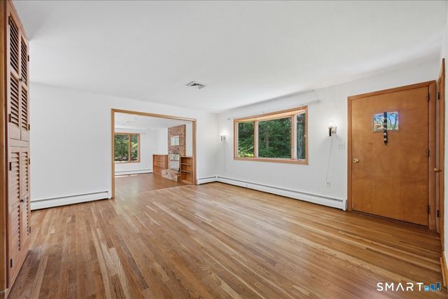 8 Roxbury Court, East Lyme, CT 06357