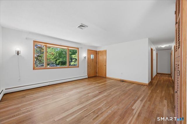 8 Roxbury Court, East Lyme, CT 06357