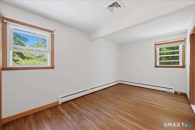 8 Roxbury Court, East Lyme, CT 06357