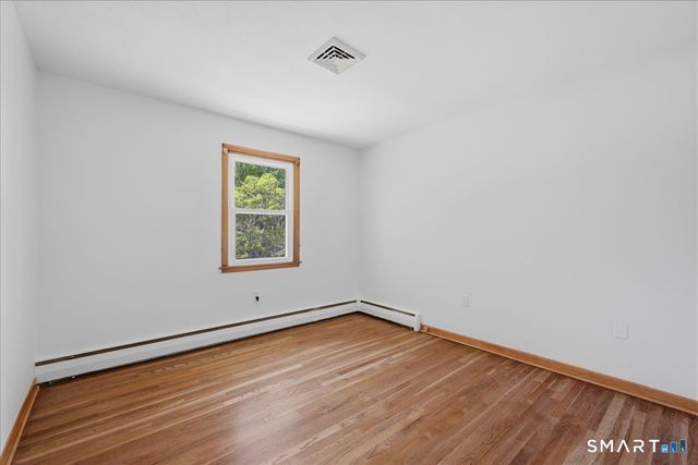 8 Roxbury Court, East Lyme, CT 06357