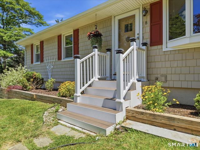 8 Roxbury Court, East Lyme, CT 06357