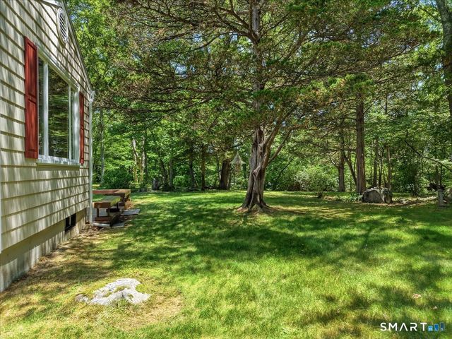 8 Roxbury Court, East Lyme, CT 06357