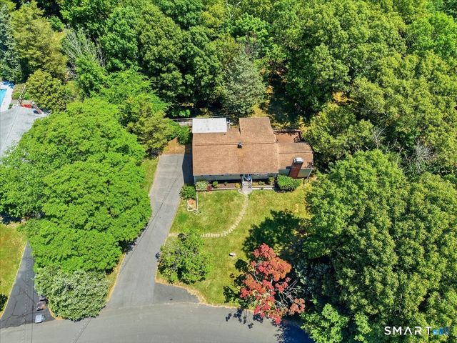 8 Roxbury Court, East Lyme, CT 06357