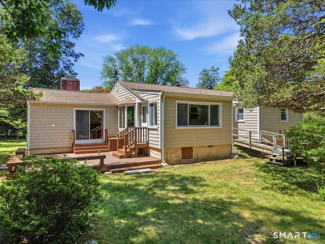 8 Roxbury Court, East Lyme, CT 06357