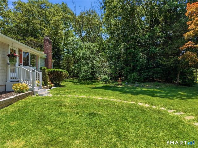8 Roxbury Court, East Lyme, CT 06357