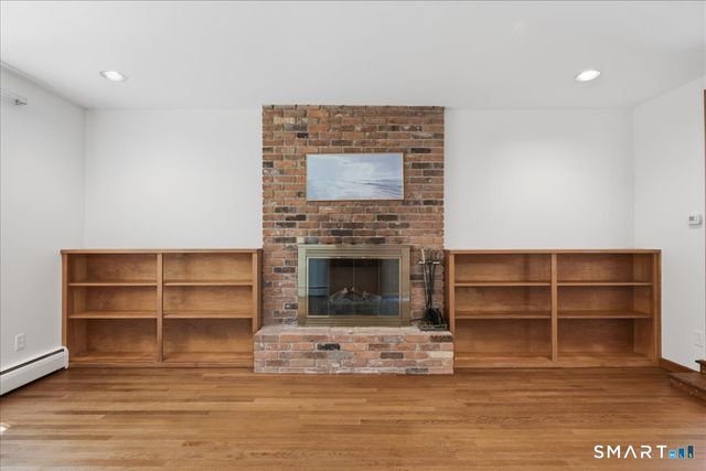 8 Roxbury Court, East Lyme, CT 06357