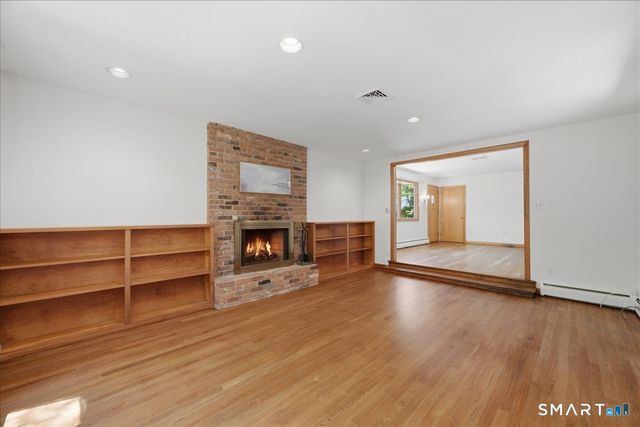 8 Roxbury Court, East Lyme, CT 06357