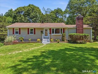 8 Roxbury Court, East Lyme, CT 06357