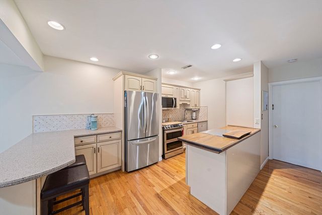 206 Tall Oaks Dr F, Weymouth, MA 02190
