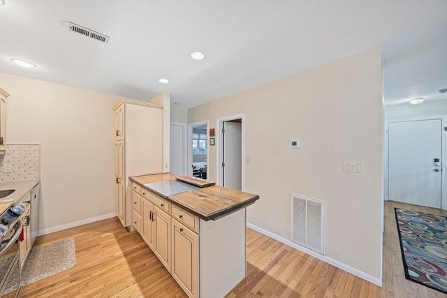 206 Tall Oaks Dr F, Weymouth, MA 02190