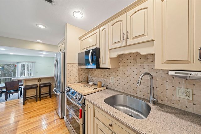 206 Tall Oaks Dr F, Weymouth, MA 02190