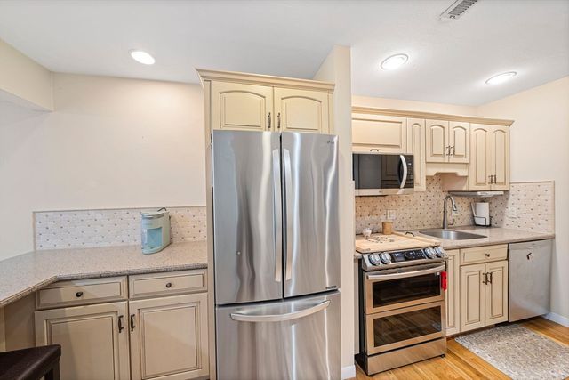 206 Tall Oaks Dr F, Weymouth, MA 02190