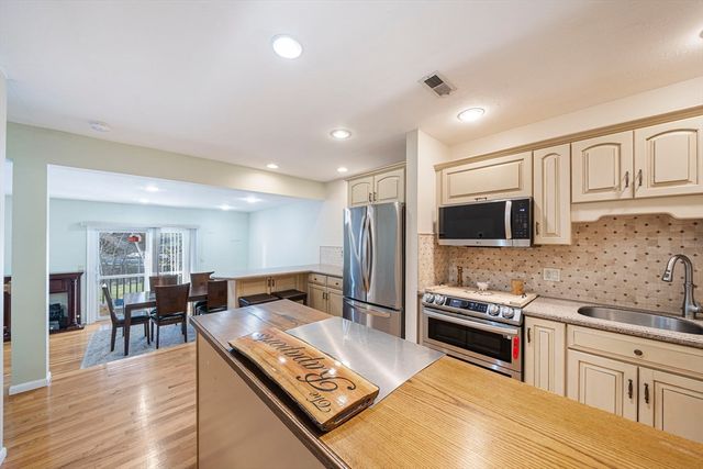 206 Tall Oaks Dr F, Weymouth, MA 02190