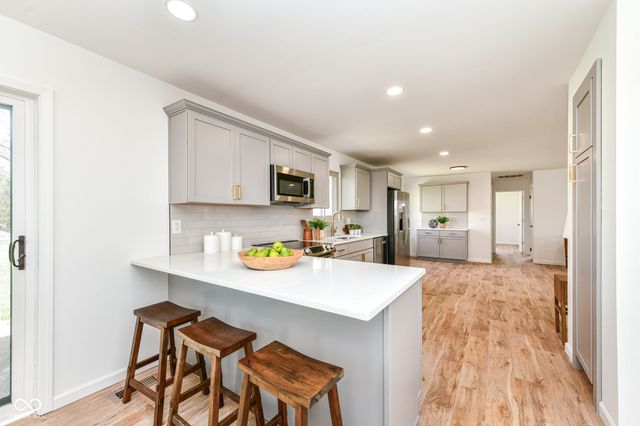 8073 Wallingwood Drive, Indianapolis, IN 46256