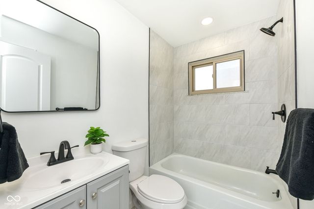 8073 Wallingwood Drive, Indianapolis, IN 46256