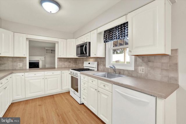 2172 SOUTHBROOK DR, York, PA 17403