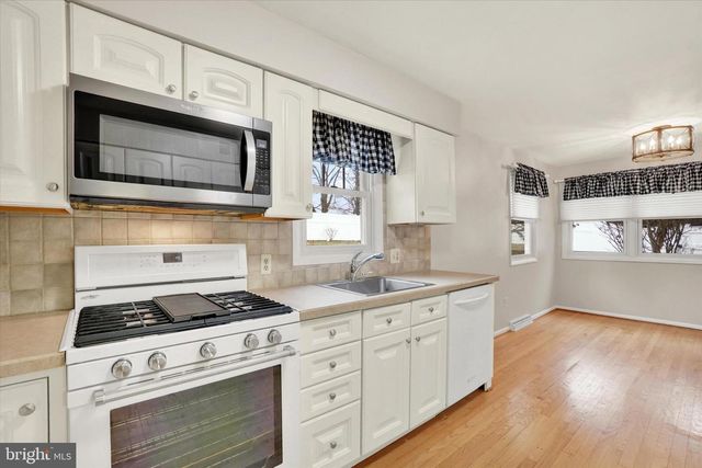 2172 SOUTHBROOK DR, York, PA 17403