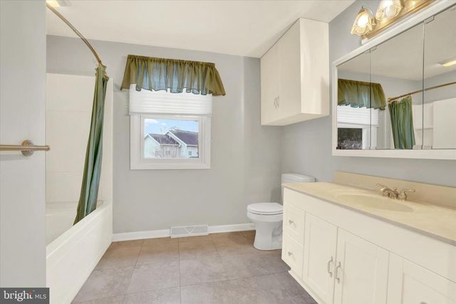 2172 SOUTHBROOK DR, York, PA 17403