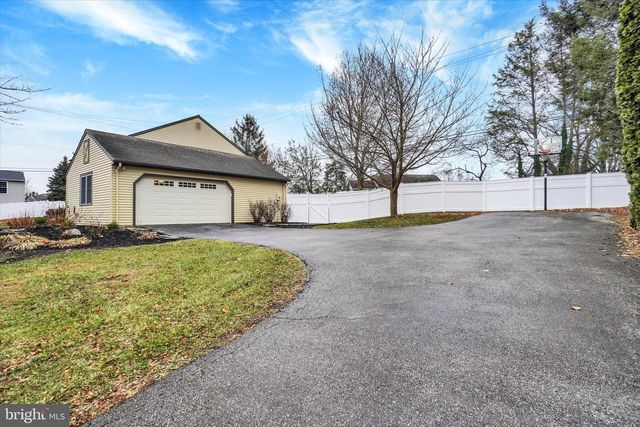 2172 SOUTHBROOK DR, York, PA 17403