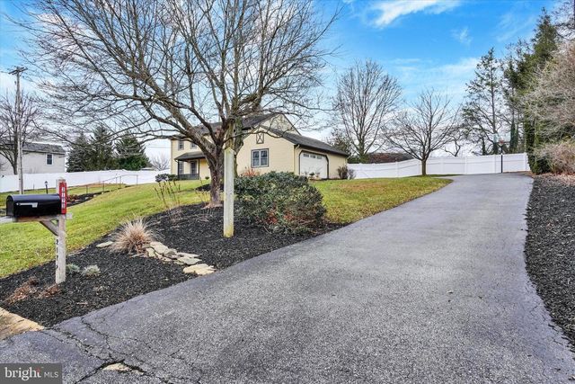 2172 SOUTHBROOK DR, York, PA 17403