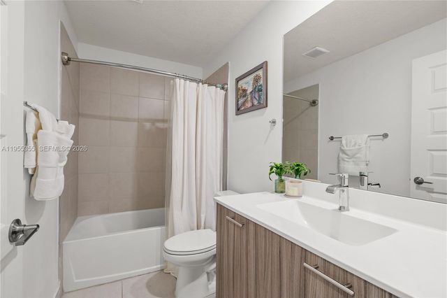 4809 NW 83rd Pkwy, Doral, FL 33166