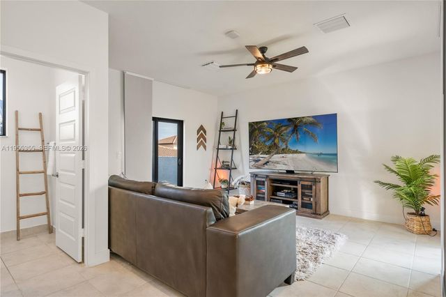 4809 NW 83rd Pkwy, Doral, FL 33166