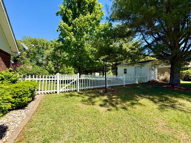 205 Chestnut Oak Drive, Somerset, KY 42503