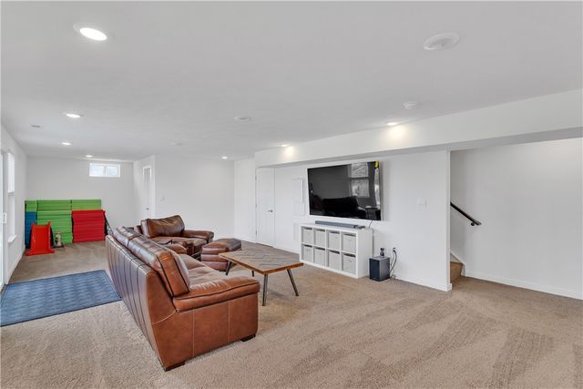330 William Dr, Plum Boro, PA 15239
