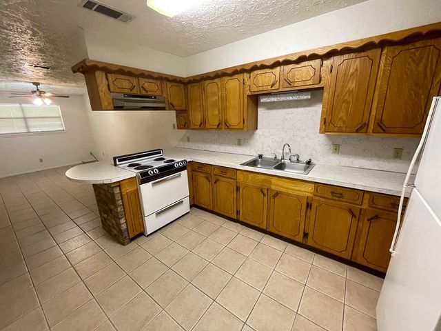 704 Cline, Huntsville, TX 77340