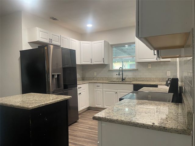 3524 Ave Avenue N, Fort Worth, TX 76105