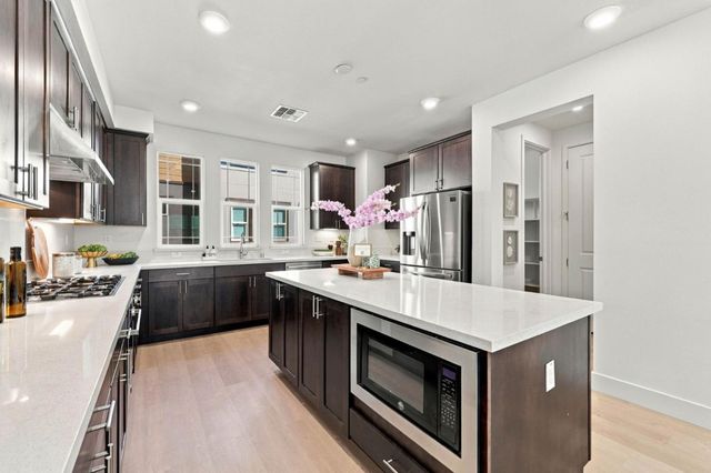 561 San Pasqual Terrace 4, Sunnyvale, CA 94085