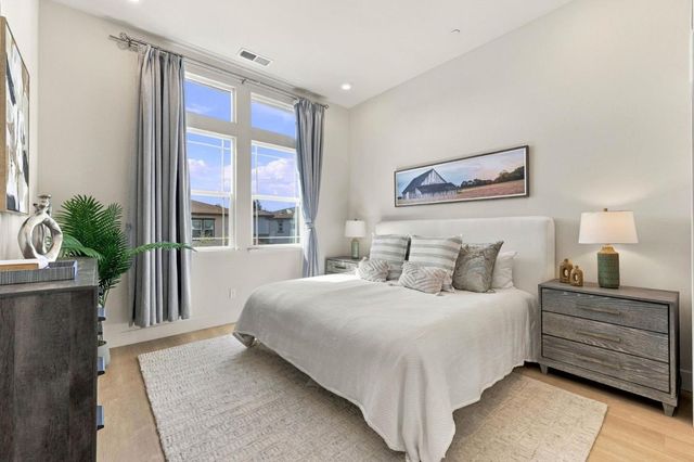 561 San Pasqual Terrace 4, Sunnyvale, CA 94085