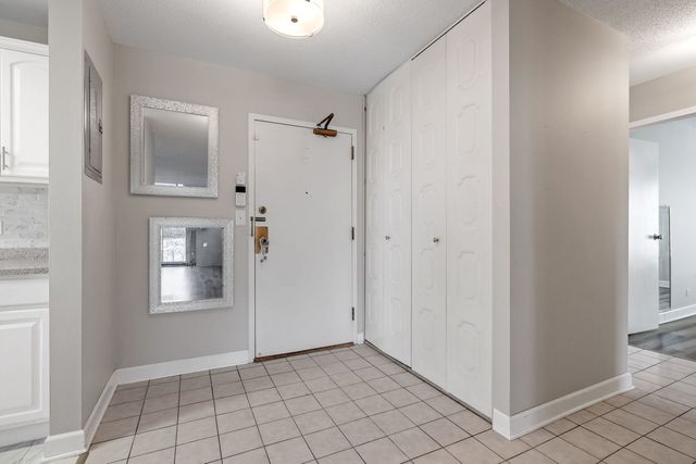 2201 S Grace Street 305, Lombard, IL 60148