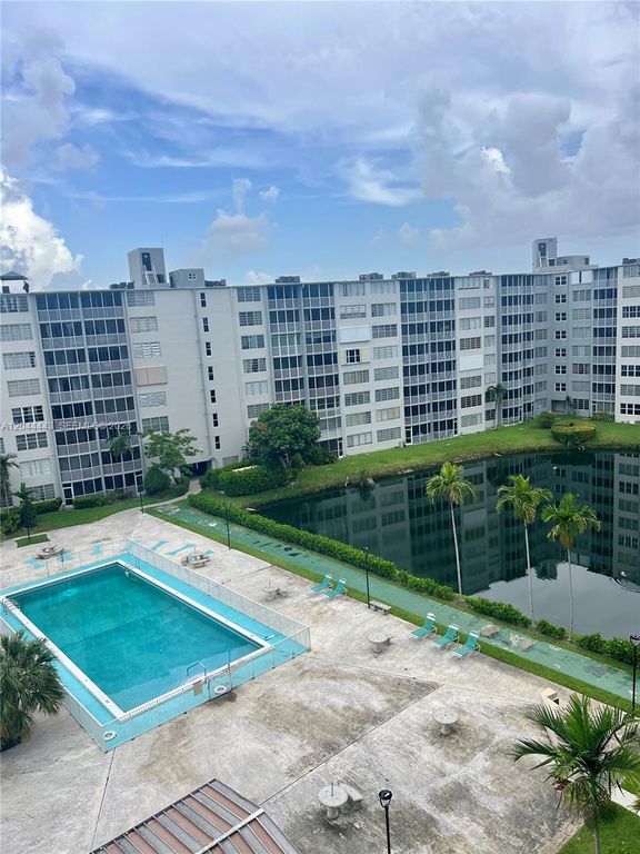 1780 NE 191st St 704-2, Miami, FL 33179
