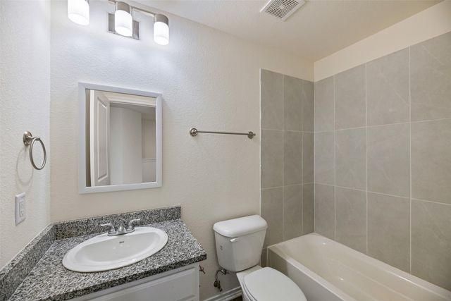 805 S 6TH Street, Bonham, TX 75418