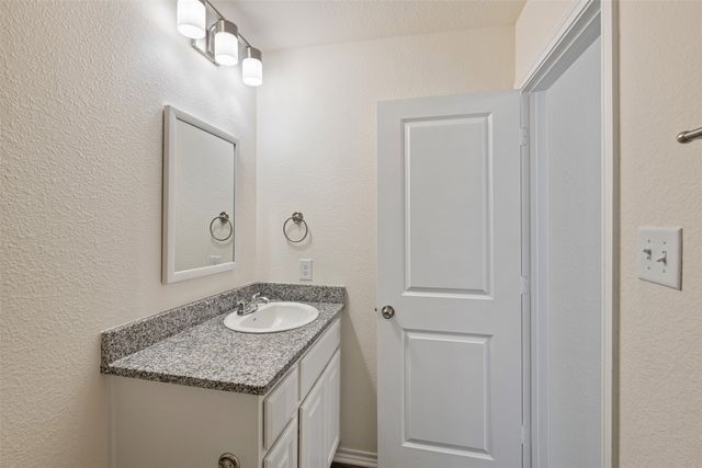 805 S 6TH Street, Bonham, TX 75418