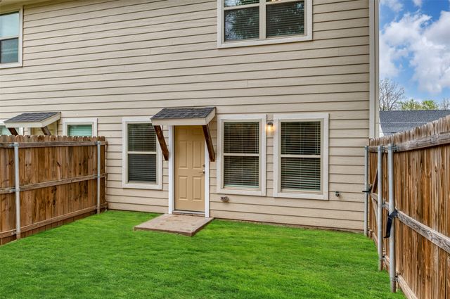 805 S 6TH Street, Bonham, TX 75418