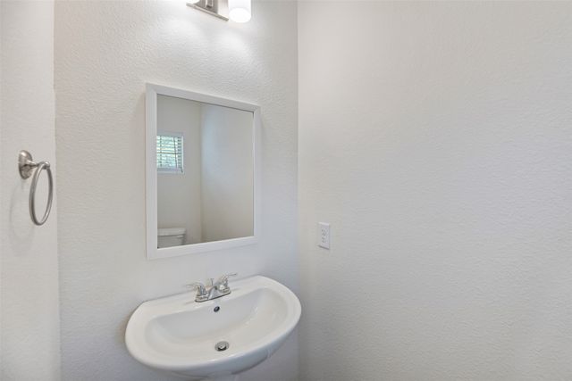 805 S 6TH Street, Bonham, TX 75418