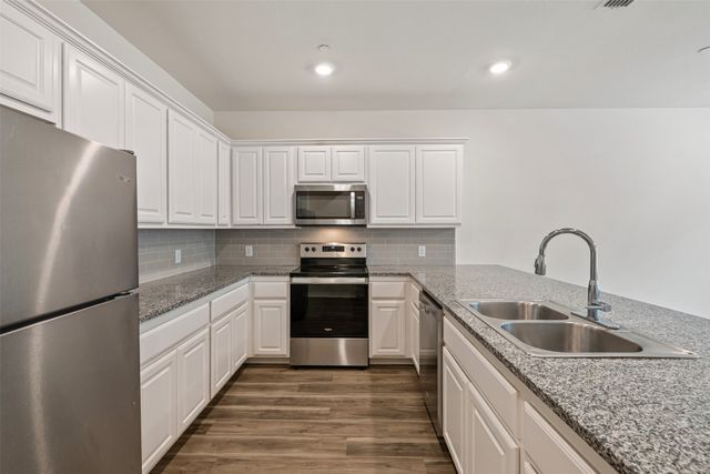 805 S 6TH Street, Bonham, TX 75418