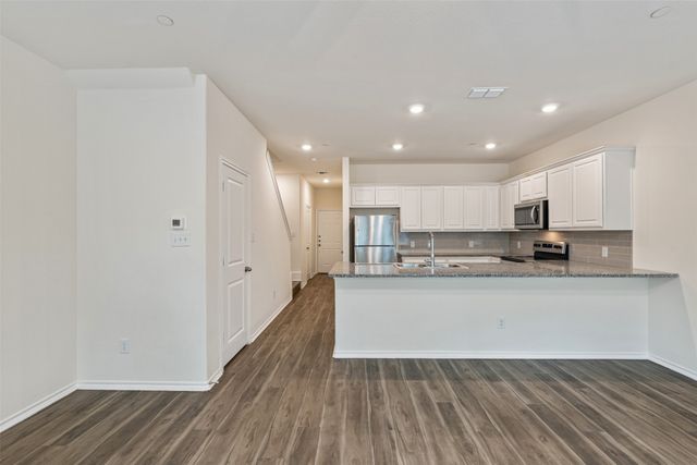805 S 6TH Street, Bonham, TX 75418