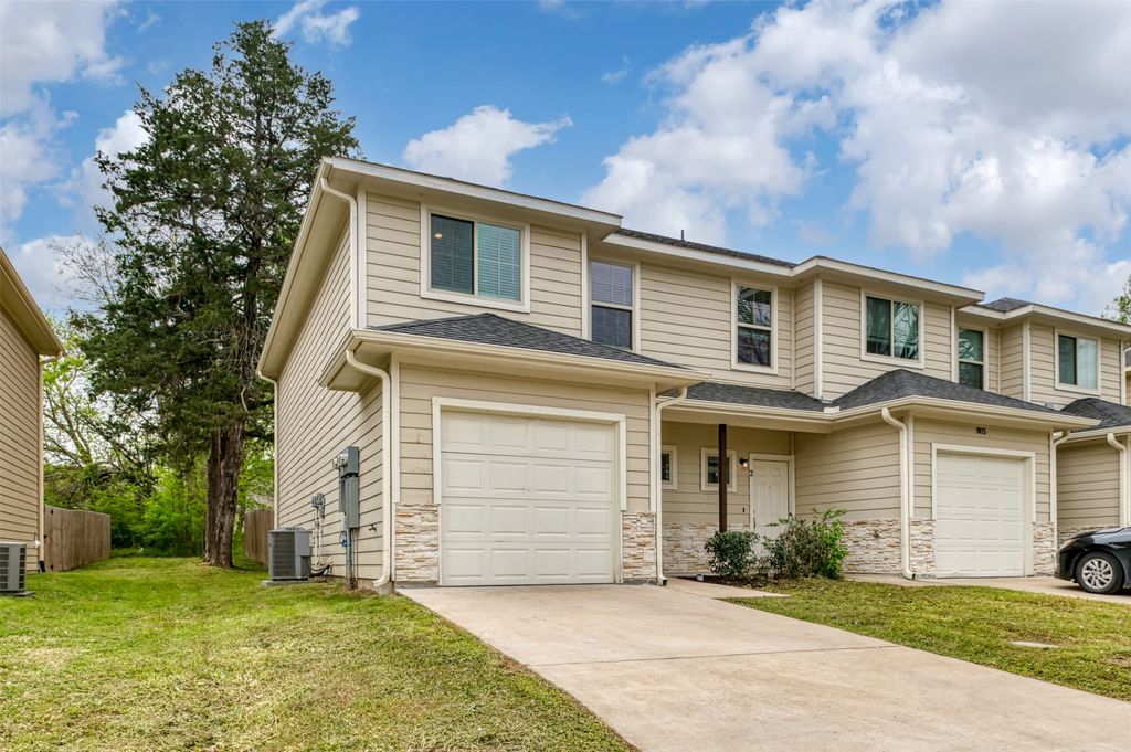 805 S 6TH Street, Bonham, TX 75418
