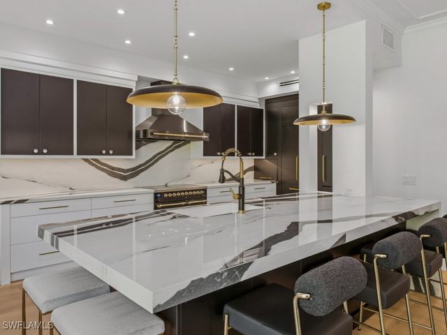 705 10th ST S 202, Naples, FL 34102