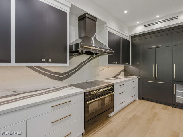 705 10th ST S 202, Naples, FL 34102